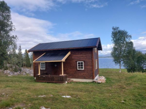 Villmarks-hytte ved norges nest største innsjø Røsvatnet